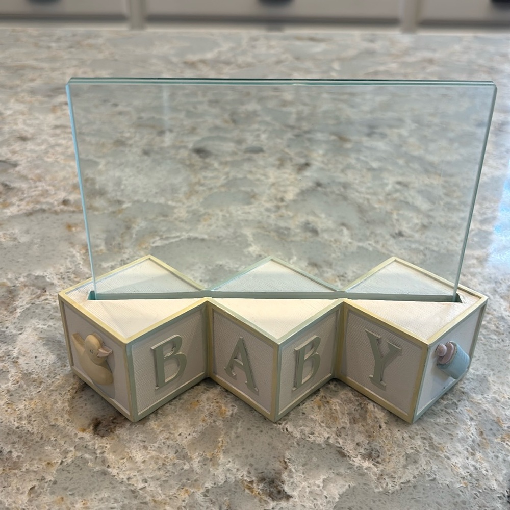 Baby block and glass baby frame picture in resin
3.5 by 6 inch removable glass